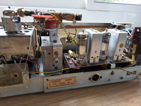 The open radio seen from behind - cleaned all components