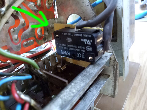 The open radio seen from below - the green arrow points to the modified micro button as the new main switch.