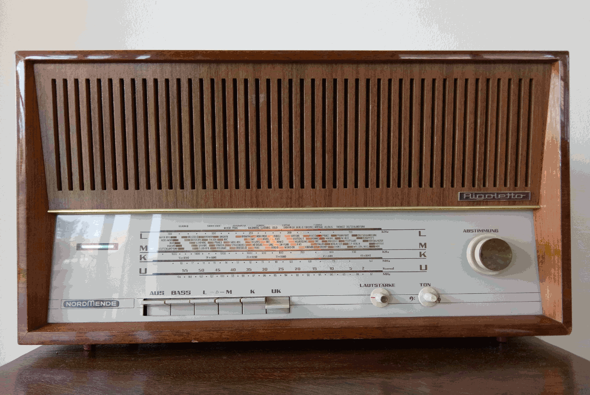 Nordmende tube radio repair - animation