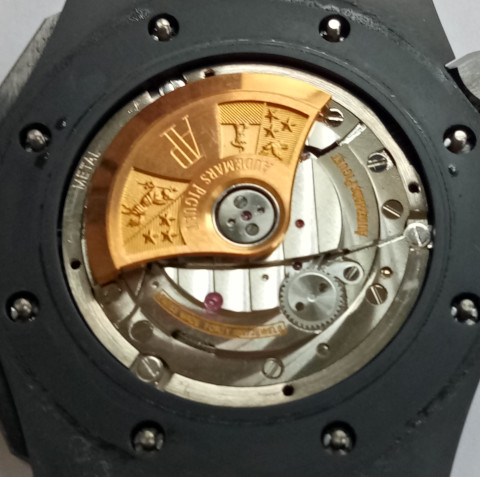 Movement with the rotor and the decorative bridge
